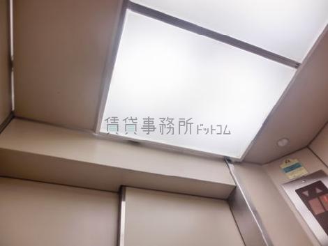 エレベーたー内の天井照明