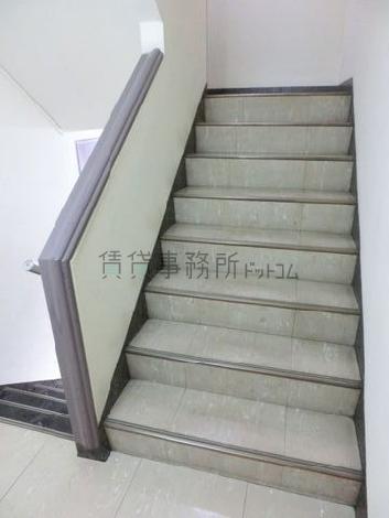 滑り止めの付いた階段