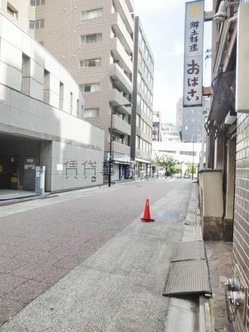 玄関前の綺麗に舗装された歩道