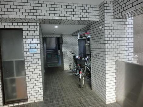 エントランス右側を進むとエレベーターがあります