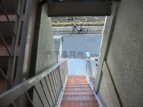 やや急な階段