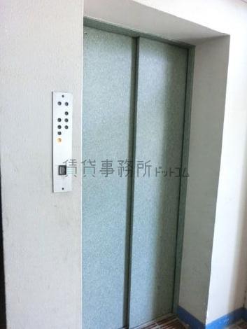 淡い色合いの扉