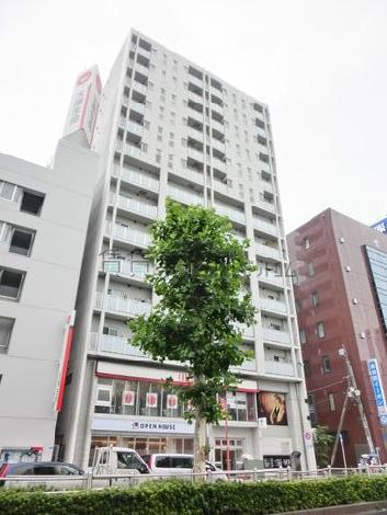 周囲よりも大型のビルです