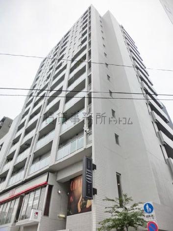 角地から見上げた様子