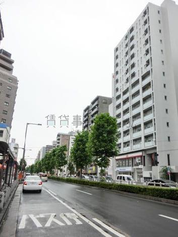ビルが立ち並ぶ通り