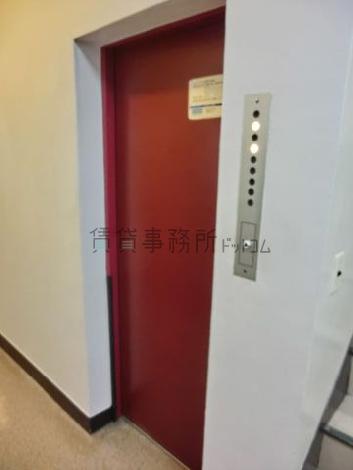 １階エレベーター扉です。