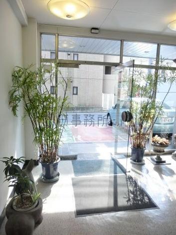 エントランスホールには植栽が配されております。
