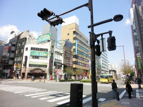 交通量の多い前面通り