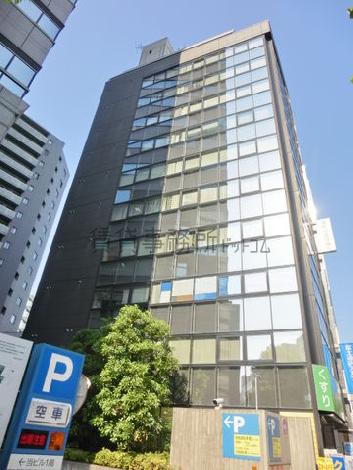 側面も窓が配置されています