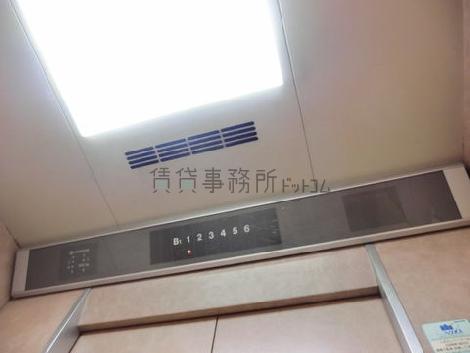 エレベーター内の天井照明