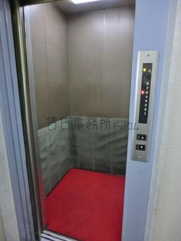 エレベーターかご内です。