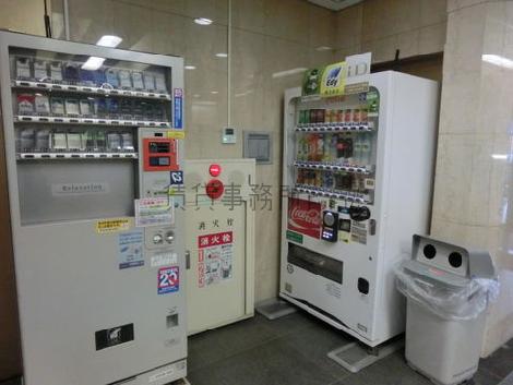 煙草と飲料の自動販売機があるのは便利ですね