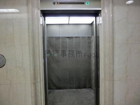 エレベーター内です
