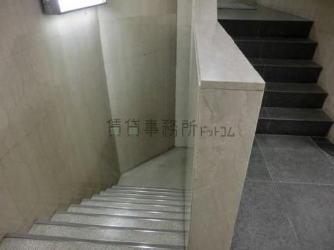 階段も重厚感がございます