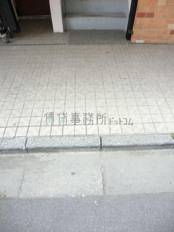 歩道との間には段差があります
