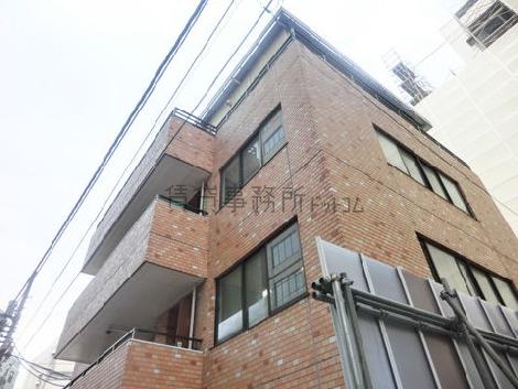 桜田通り側の側面にも採光面があります