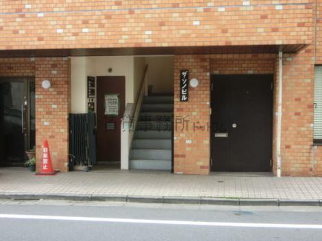 通りに反対側より撮影
