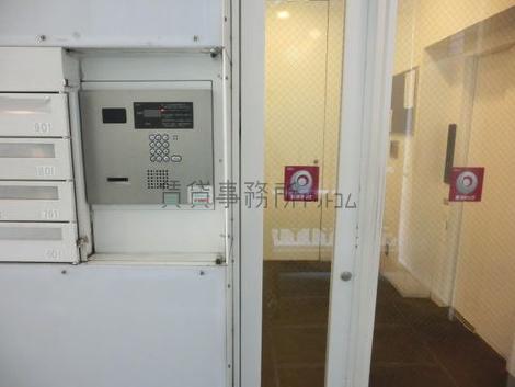 入口はオートロックで管理されています。奥にエレベーターが見えます