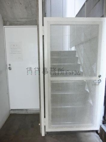突き当りに外階段があります