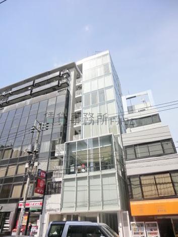 ガラス張りの綺麗なビルです