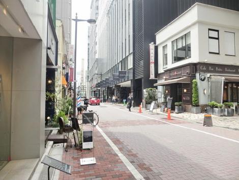 様々な業種の店舗が点在するエリア