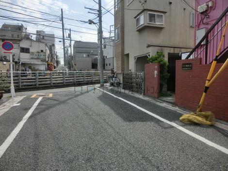 線路のすぐそばです