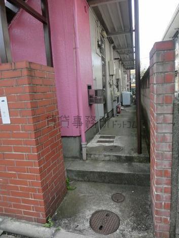 エントランス周りの塀はレンガ造りです