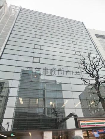 周辺を映し出すほどガラス面が鮮やかです