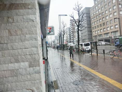 新宿通りを行けば、JR四谷駅に到着します