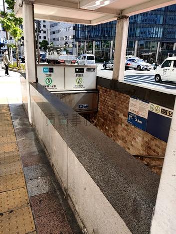 地下鉄の出入り口がすぐ近くに