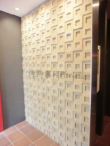 入口入ってすぐのデザイン性のある壁模様
