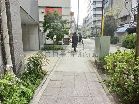 駐車場前