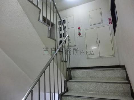 踊り場から各階に入室します