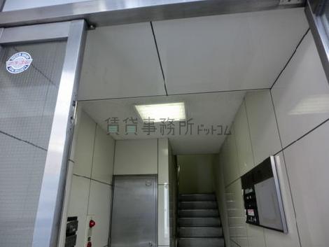 照明は１個ですが、外部からの日差しで暗くはありません