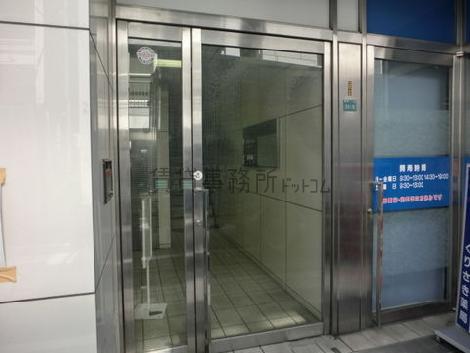 ガラス張りで、エントランス内が見えます