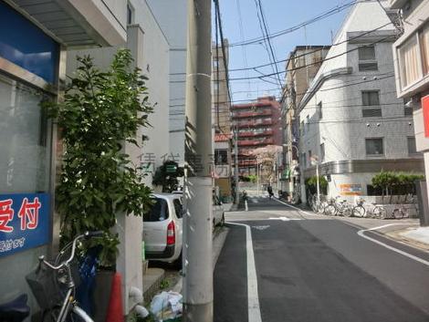 突き当りを右折するとすぐに巣鴨駅です