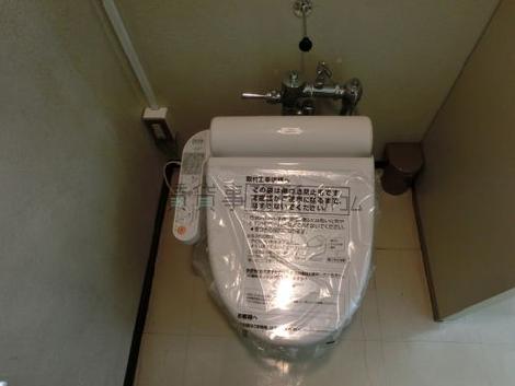 ウォシュレット付き。真新しい便器です