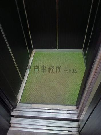 エレベーター内部