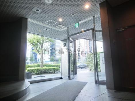 見通しの良いガラス張りエントランス