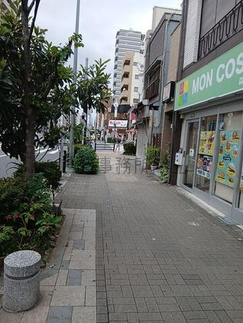 建物前の歩道