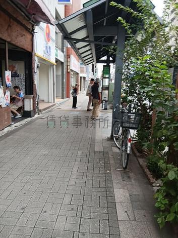 建物前の歩道