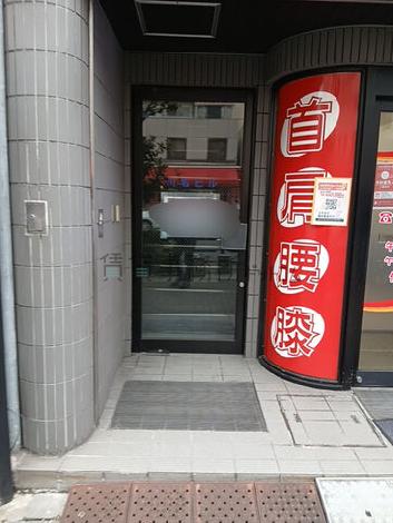 建物前の歩道