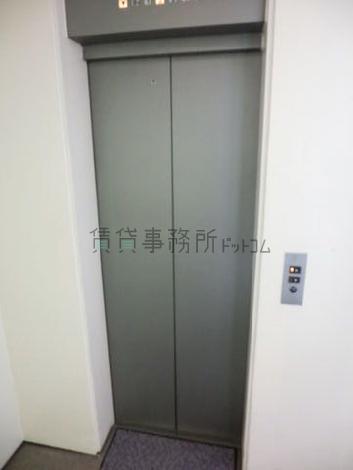 濃いグレーの配色です