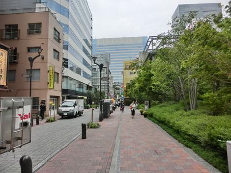 商店街通りの先に品川駅が見えます