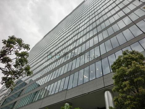 駅前メイン通り側の外観です
