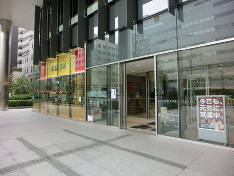 旧海岸通り側の店舗メインの玄関です