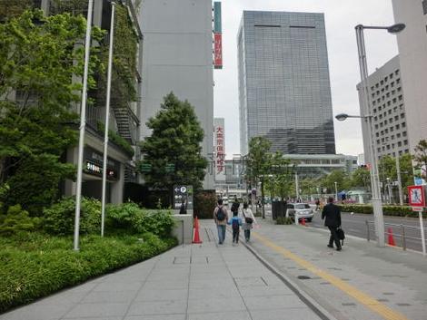 前面通りの先はすぐに品川駅です