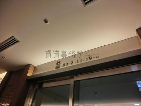 上層階へのエレベーター案内です