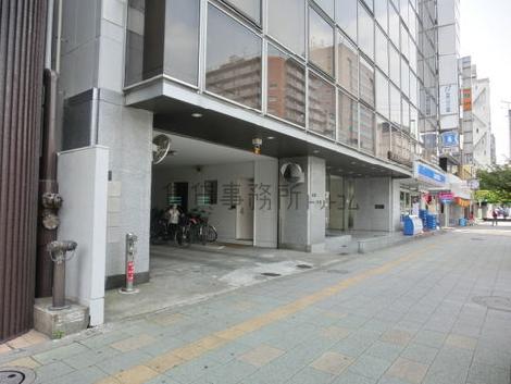 オフィスビル街に建ちます