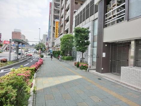 前面に広めの歩道があります